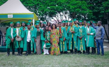 Graduants with the Headmistress